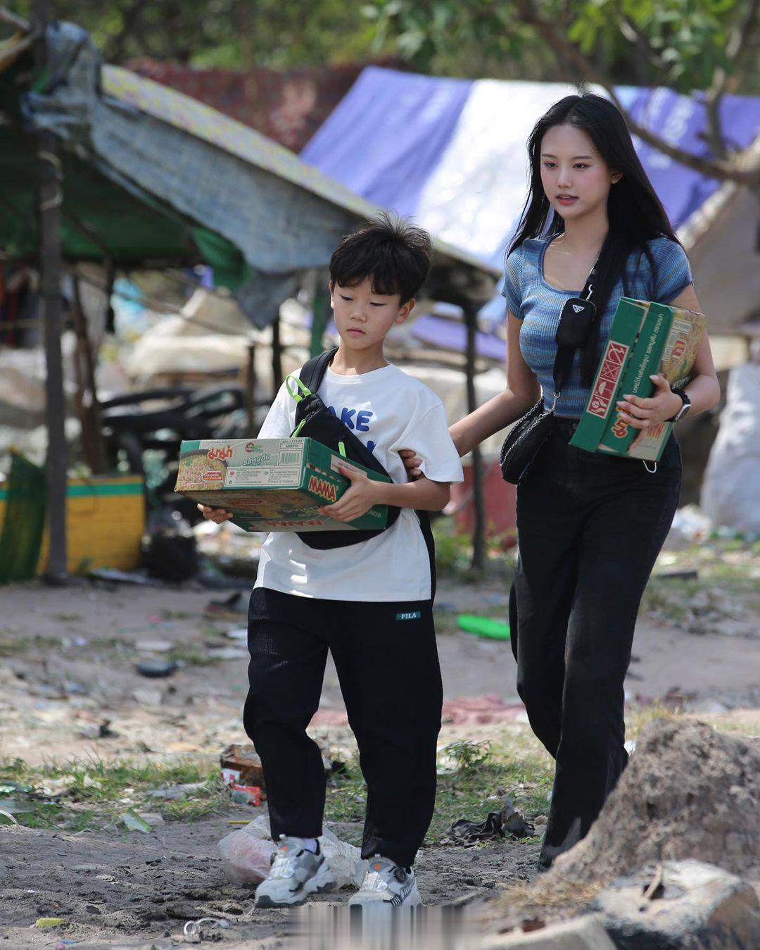 人美心善。韩国足球名宿李同国的女儿李在诗在柬埔寨做慈善。大发（李时安）也在帮忙分(3)