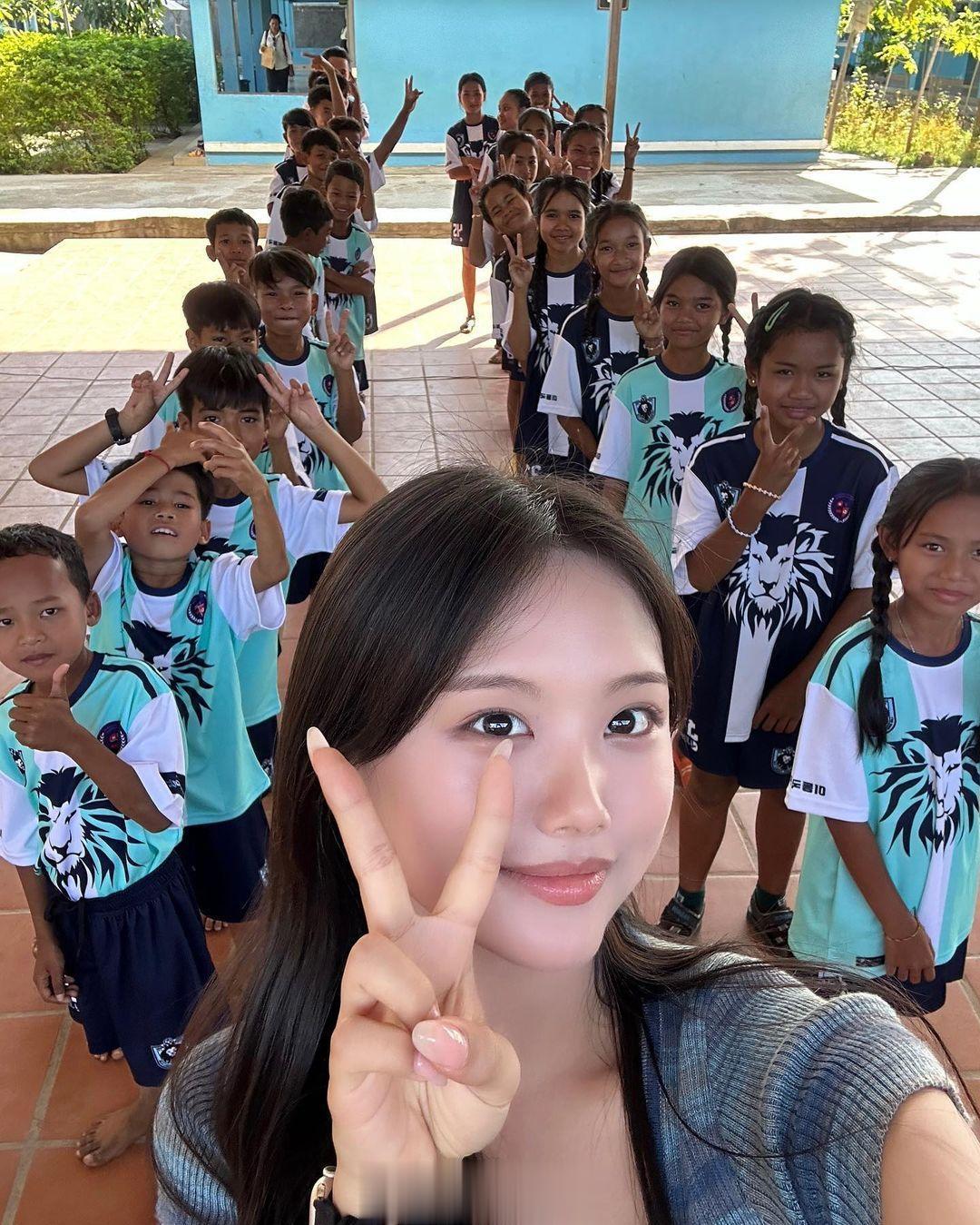 人美心善。韩国足球名宿李同国的女儿李在诗在柬埔寨做慈善。大发（李时安）也在帮忙分(5)