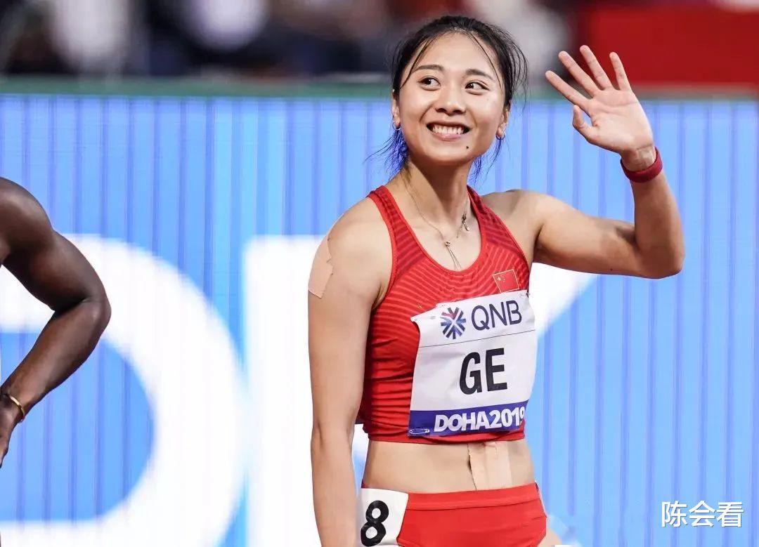 中国最美女飞人葛曼棋，百米全程吊打黑人选手，好样的，为国争光(3)