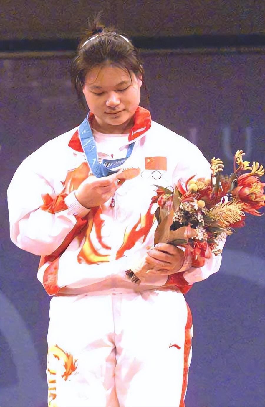 奥运冠军陈晓敏，03年卖金牌赚了128万，4年后全家移居海外治伤病(9)