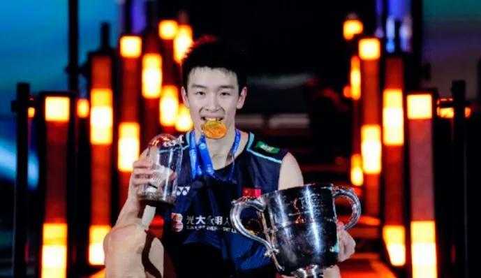 李诗沣首次参加全英赛就夺得冠军，也是全英赛首个“00后”冠军！

赛后，他用“震(2)