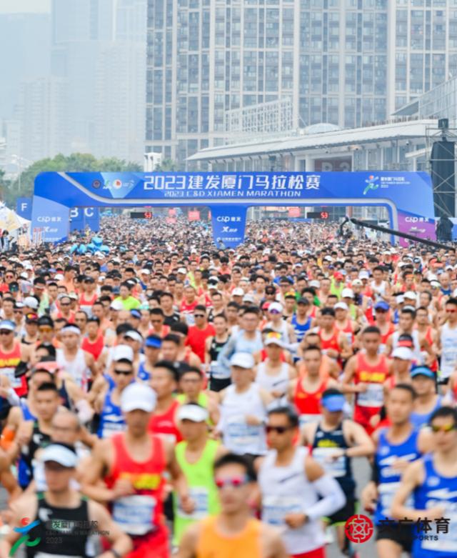 厦门马拉松赛鸣枪 3.5万跑者齐聚“最美环岛赛道”(1)