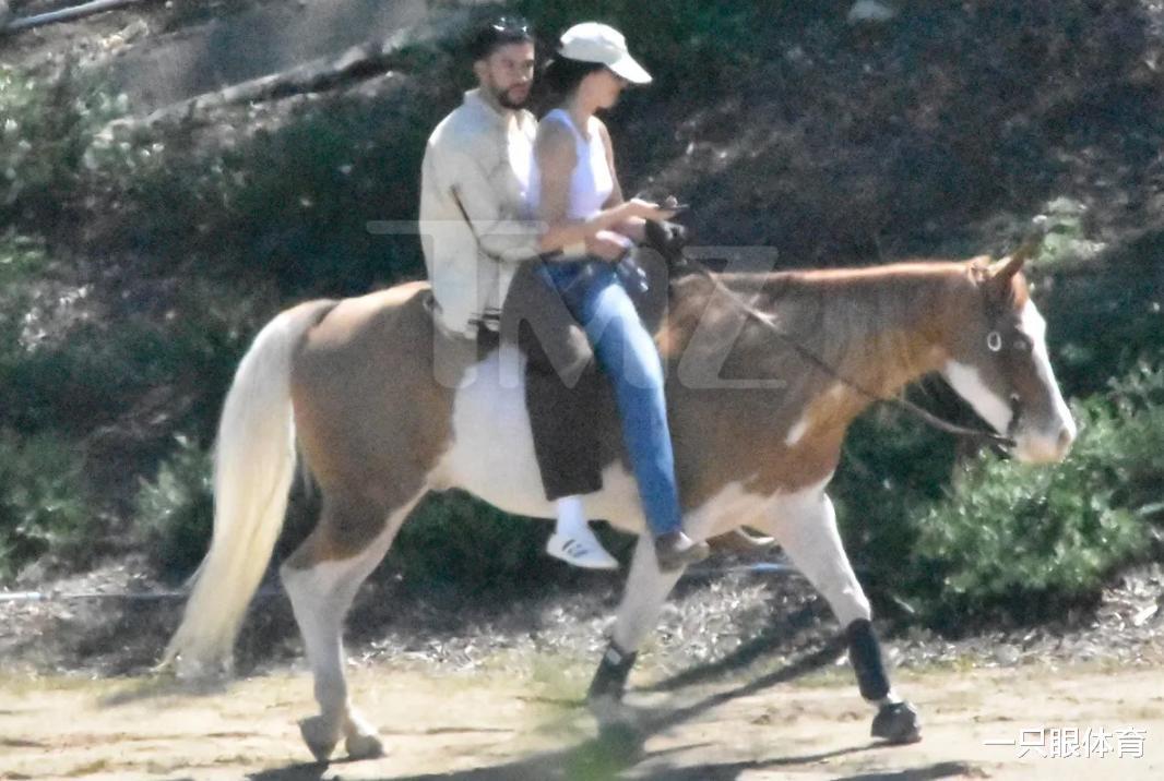 太浪漫！詹娜与新男友同骑一匹马，热恋期举止亲密，布克羡慕吗(1)