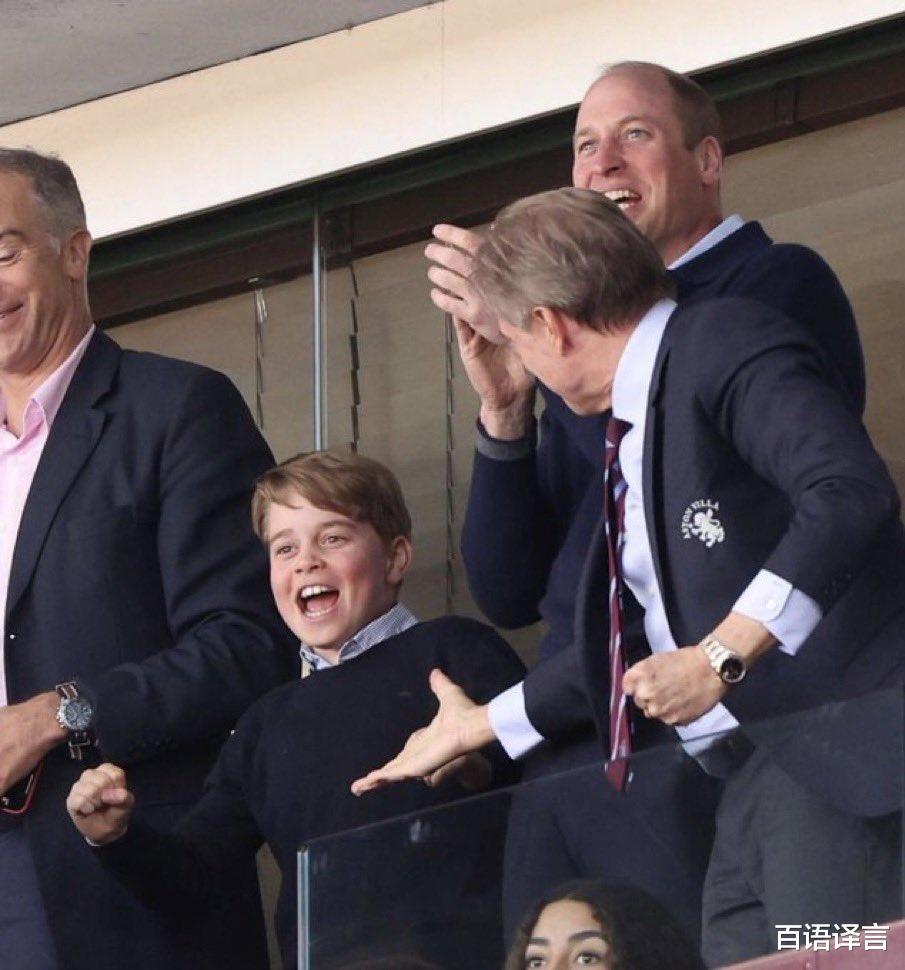 9岁乔治王子和威廉王子看球赛，面对镜头更霸气，举止超像父亲(2)