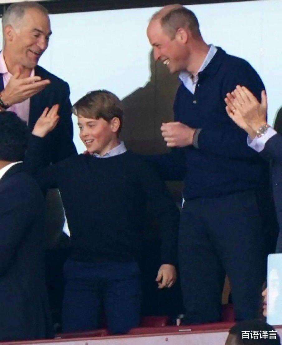 9岁乔治王子和威廉王子看球赛，面对镜头更霸气，举止超像父亲(3)