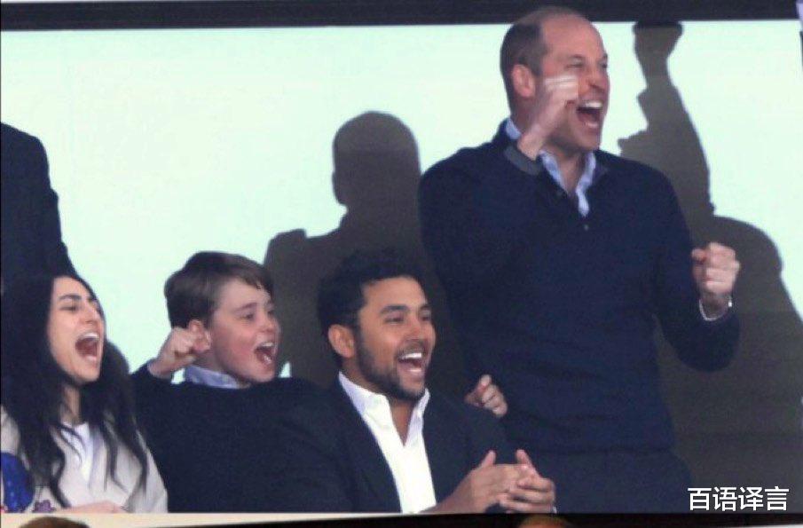 9岁乔治王子和威廉王子看球赛，面对镜头更霸气，举止超像父亲(6)