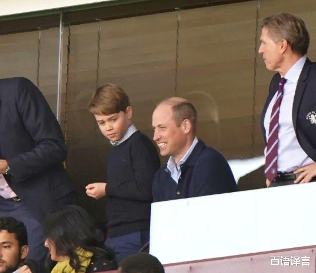 9岁乔治王子和威廉王子看球赛，面对镜头更霸气，举止超像父亲(11)