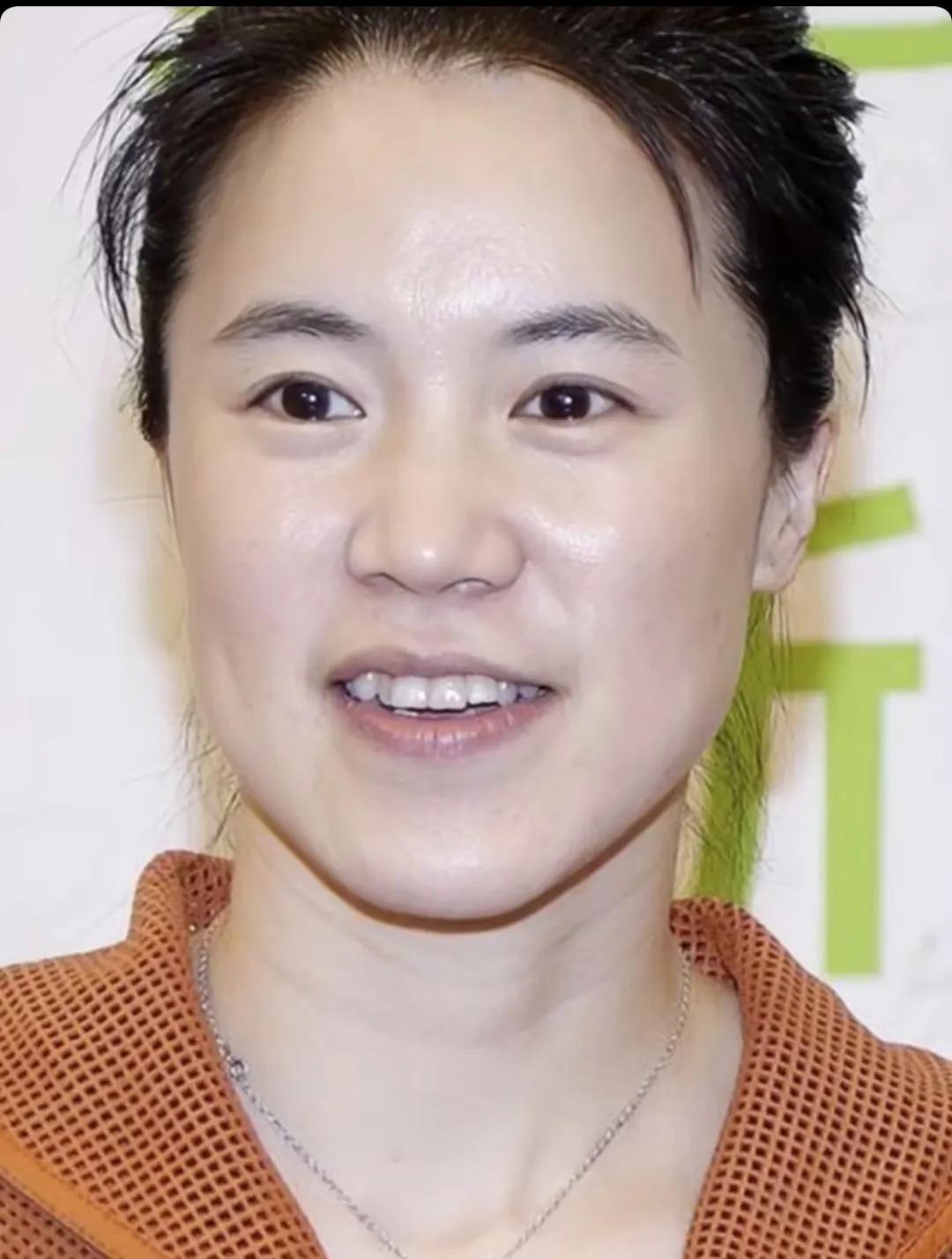 曾获得24届世界冠军的乒乓球运动员王楠，在结婚47天被查出患有癌症，如今她过的怎(1)