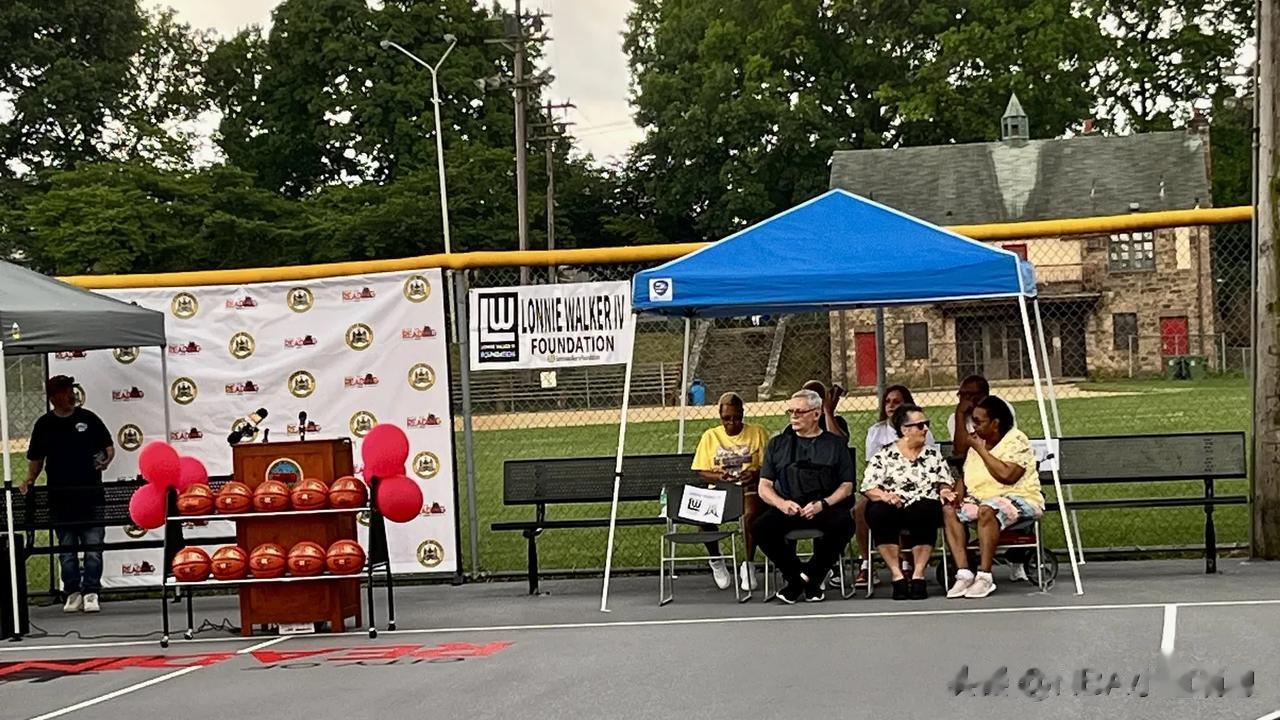 湖人球员朗尼·沃克今天回到家乡，为他的基金会在贝尔公园的新篮球场举行落成典礼！
(8)