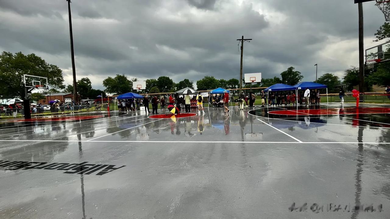 湖人球员朗尼·沃克今天回到家乡，为他的基金会在贝尔公园的新篮球场举行落成典礼！
(9)