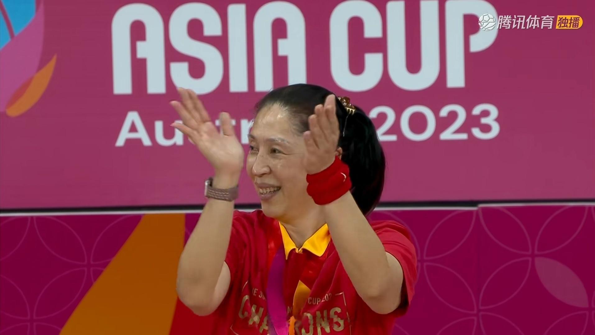 郑薇指导，真的让人肃然起敬啊！！去年她带着全主力女篮历史性拿到世界杯亚军，今年又(2)