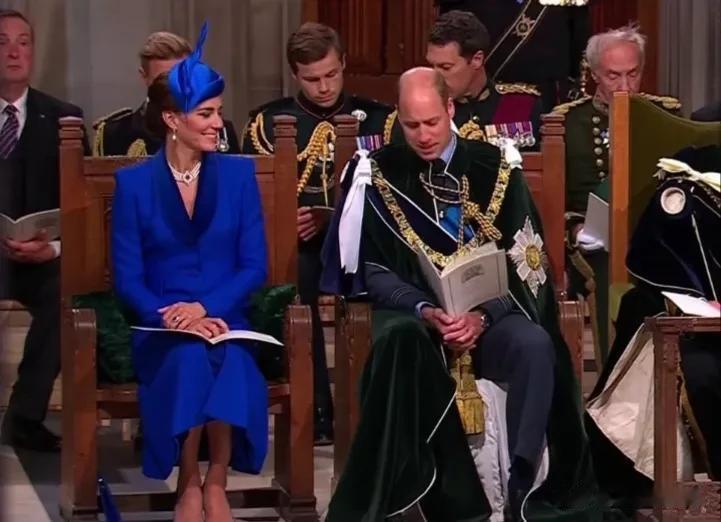 今天，查尔斯在爱丁堡圣贾尔斯大教堂举行了苏格兰加冕典礼，卡米拉和威尔士夫妇陪伴左(1)