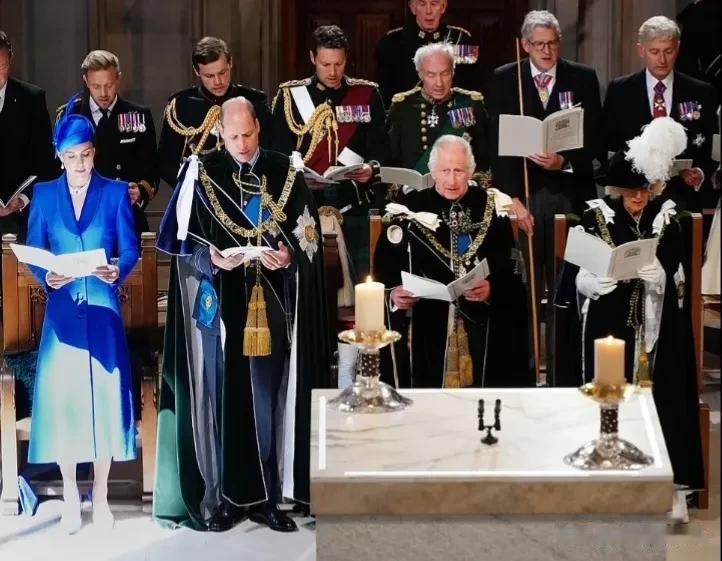 今天，查尔斯在爱丁堡圣贾尔斯大教堂举行了苏格兰加冕典礼，卡米拉和威尔士夫妇陪伴左(2)