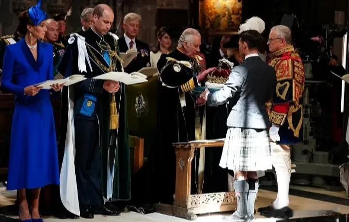 今天，查尔斯在爱丁堡圣贾尔斯大教堂举行了苏格兰加冕典礼，卡米拉和威尔士夫妇陪伴左(5)