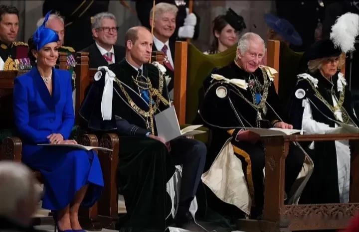 今天，查尔斯在爱丁堡圣贾尔斯大教堂举行了苏格兰加冕典礼，卡米拉和威尔士夫妇陪伴左(7)