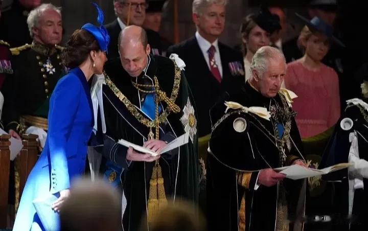 今天，查尔斯在爱丁堡圣贾尔斯大教堂举行了苏格兰加冕典礼，卡米拉和威尔士夫妇陪伴左(8)