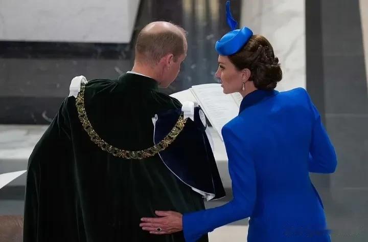 今天，查尔斯在爱丁堡圣贾尔斯大教堂举行了苏格兰加冕典礼，卡米拉和威尔士夫妇陪伴左(9)