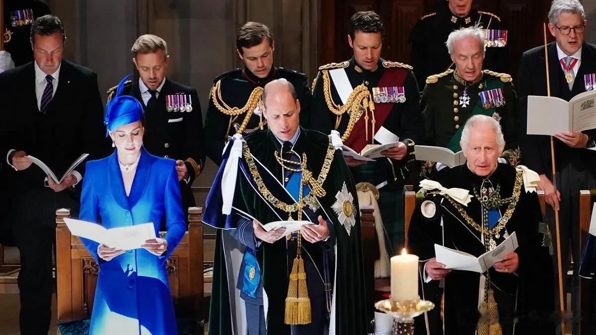 今天，查尔斯在爱丁堡圣贾尔斯大教堂举行了苏格兰加冕典礼，卡米拉和威尔士夫妇陪伴左(11)