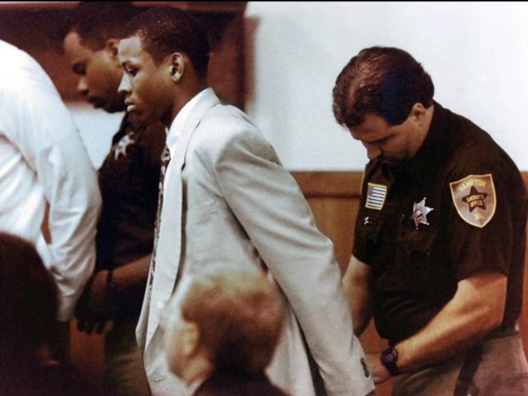 照片来自1993年12月，距离艾弗森成为NBA状元还有不到三年时间，此时被判入狱