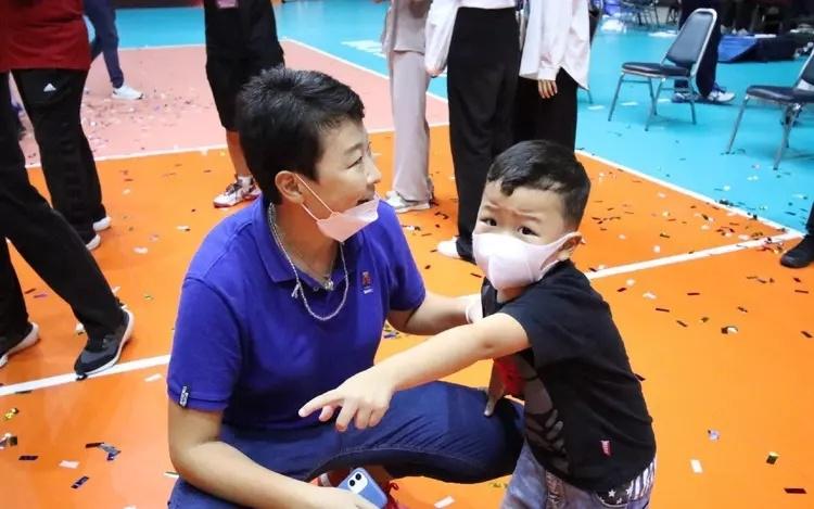 45岁女排冯坤罕见露面！9年前嫁泰国排球教父，如今5岁儿子很可爱(10)