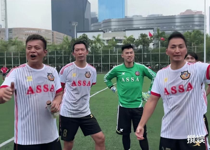 香港明星足球队对阵北京球队，黄日华领队展雄姿，赢得比赛胜利(2)