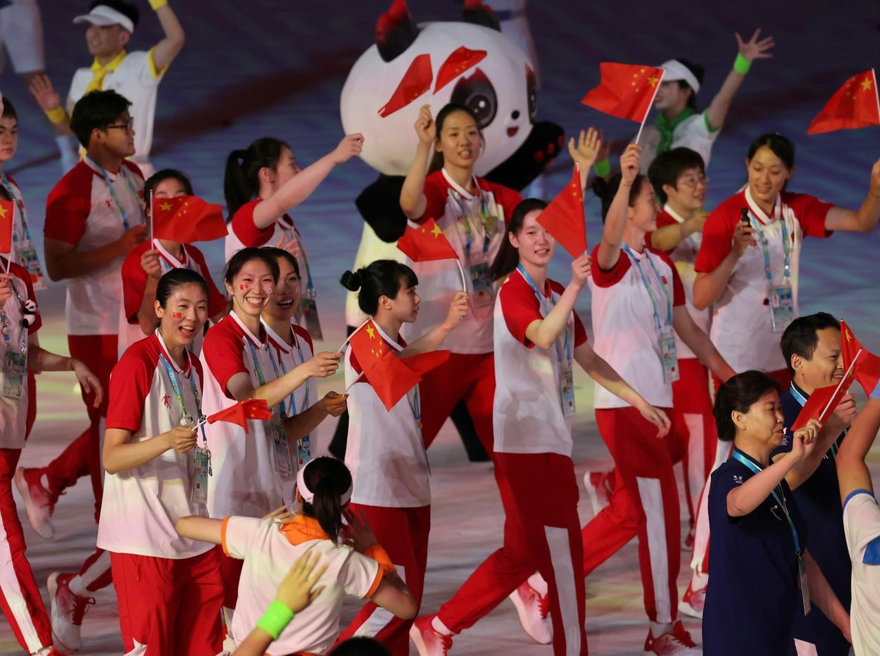 成都大运会，中国女排在开幕式上，走出了青春的气息。作为四川本土球员，缪伊雯在球队