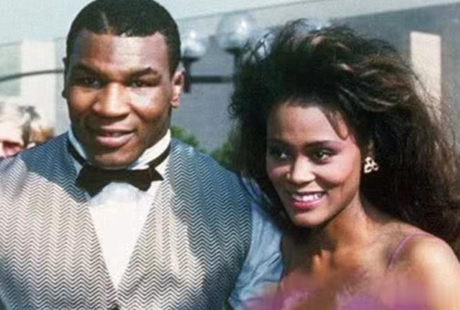 1988年，拳王冠军泰森以3000万美金娶了演员罗宾为老婆。有一天，当泰森回家时(3)