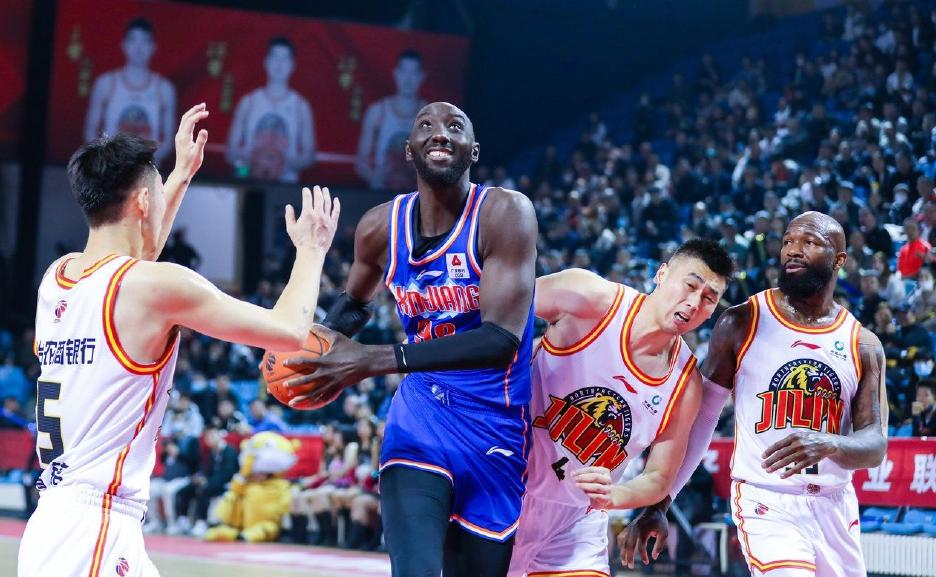 这场篮球“疯狂互换”！新疆与广东惊艳休赛期动作大片，球迷狂热(2)