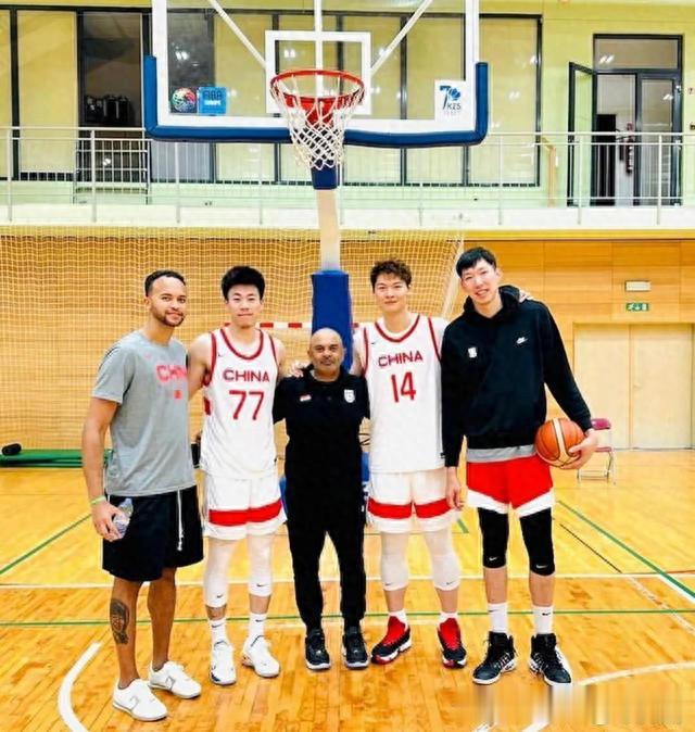 梦想成真，李凯尔正式成为了中国男篮球员，27日现身斯洛文尼亚！(2)