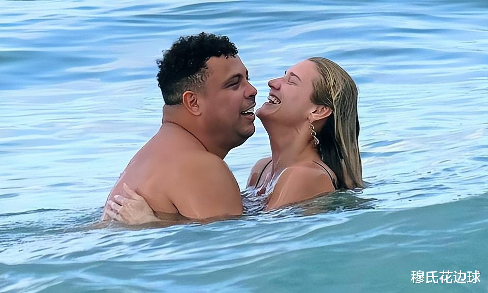 巴西巨星和女友海边度假，46岁大罗身材不理想，球迷：服了！(2)