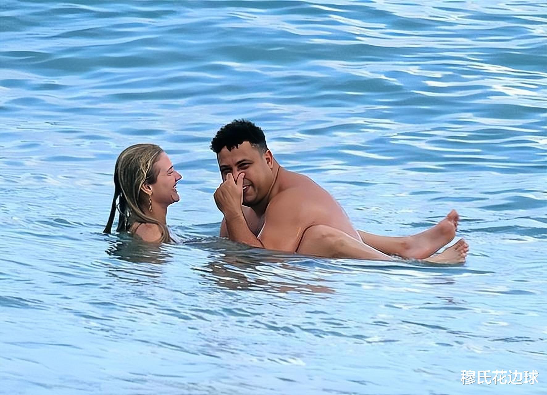 巴西巨星和女友海边度假，46岁大罗身材不理想，球迷：服了！(3)