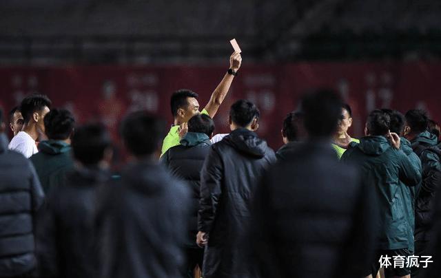 记者怒批杜健鑫：他让比赛变成了幻灯片，中国足球要是能好就怪了(3)