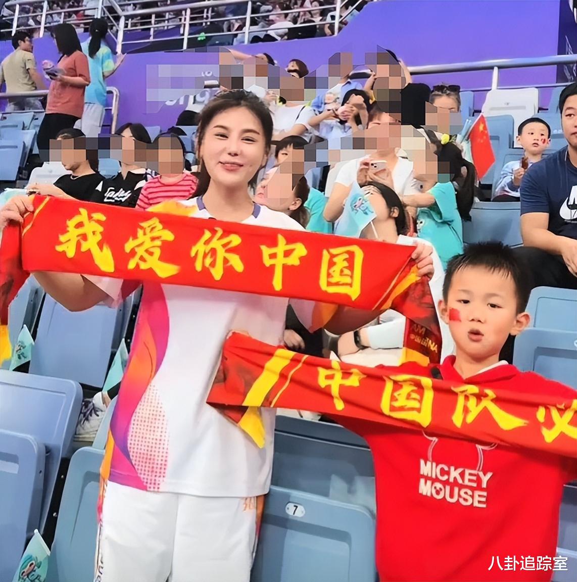 樊小慧带儿子去亚运会，坐普通观众席接地气，现场大喊大叫引围观(3)