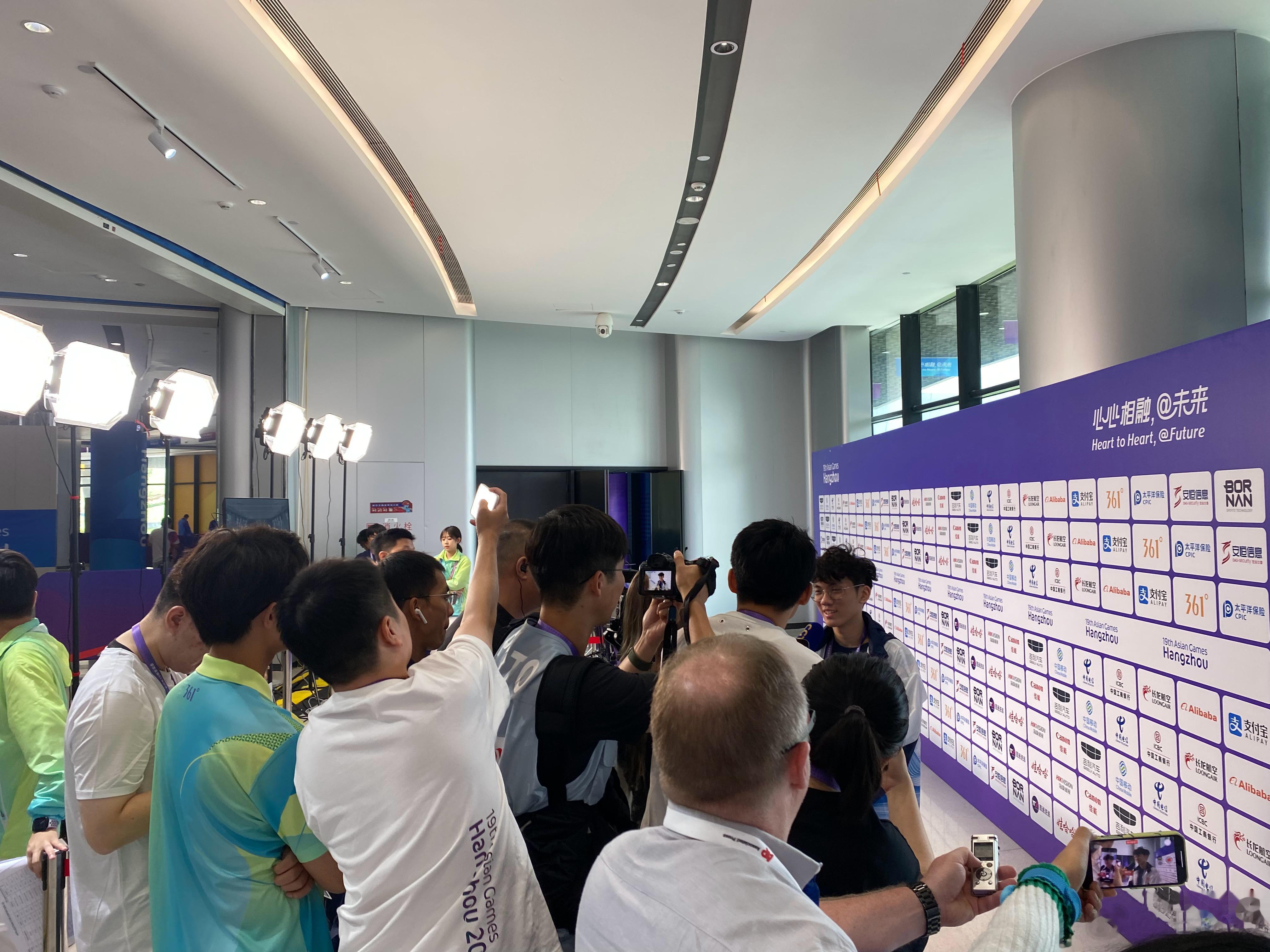 难绷！媒体人：YSKM采访围满记者！中国香港队其他队员没人采访(1)