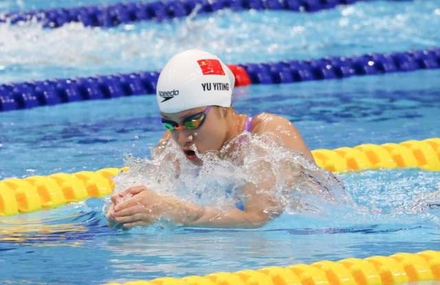 中国泳坛又一惊喜！18岁少女破纪录夺金 奥运冠军叶诗文摘银(1)