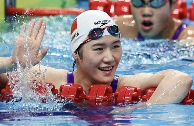 中国泳坛又一惊喜！18岁少女破纪录夺金 奥运冠军叶诗文摘银(2)
