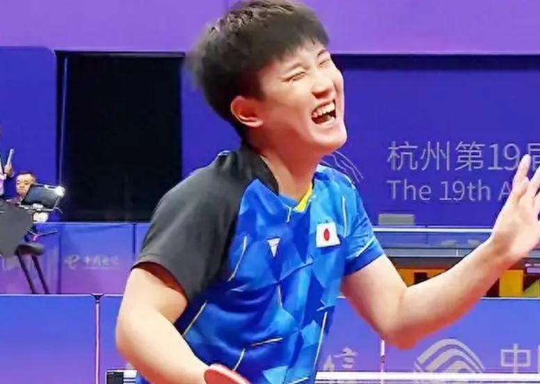 日本乒乓爆冷出局，赛后张本智和埋怨观众，国乒集体憋笑表情精彩