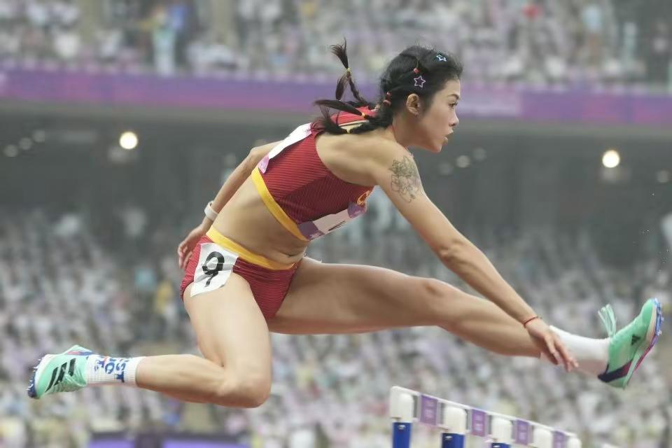 亚运会女子100米跨栏，吴艳妮一个举动又惹争议，吴老二能摘金吗(3)