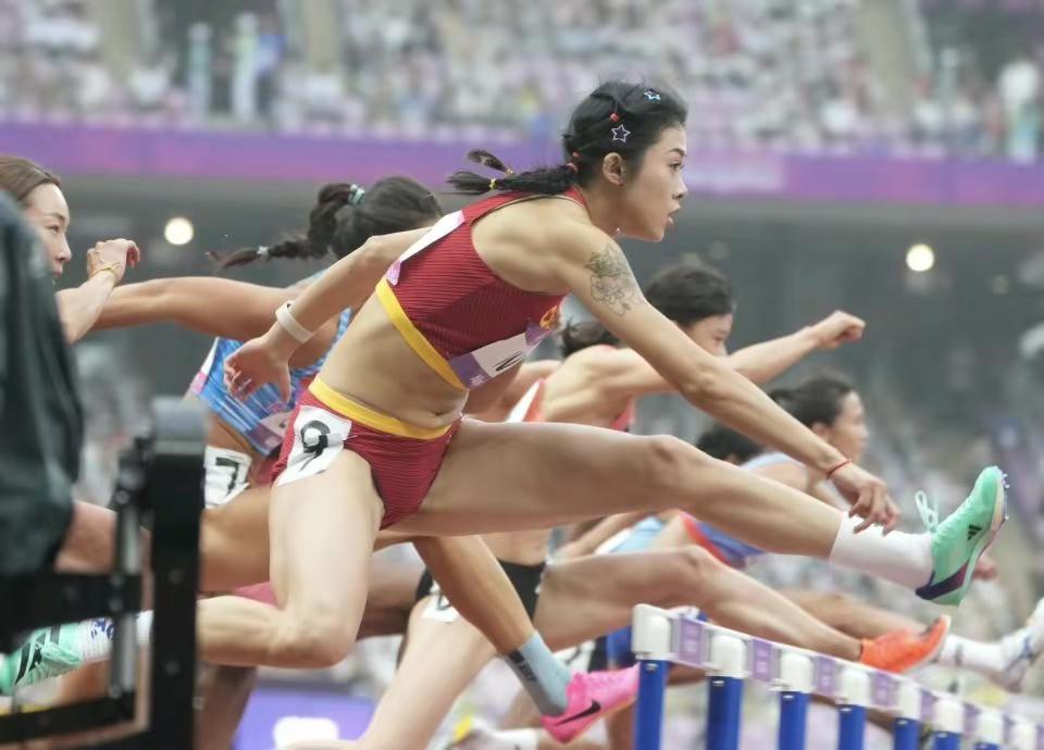 亚运会女子100米跨栏，吴艳妮一个举动又惹争议，吴老二能摘金吗(4)