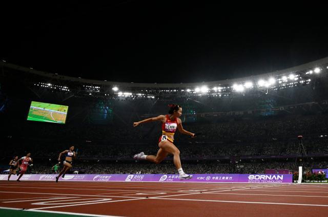 中国短跑喜迎丰收夜 包揽男女百米接力亚运金牌