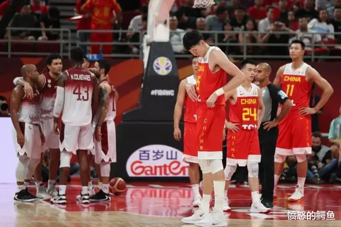 有血性！中国男篮败菲律宾后，球员在更衣室砸坏椅子发泄内心愤怒(1)