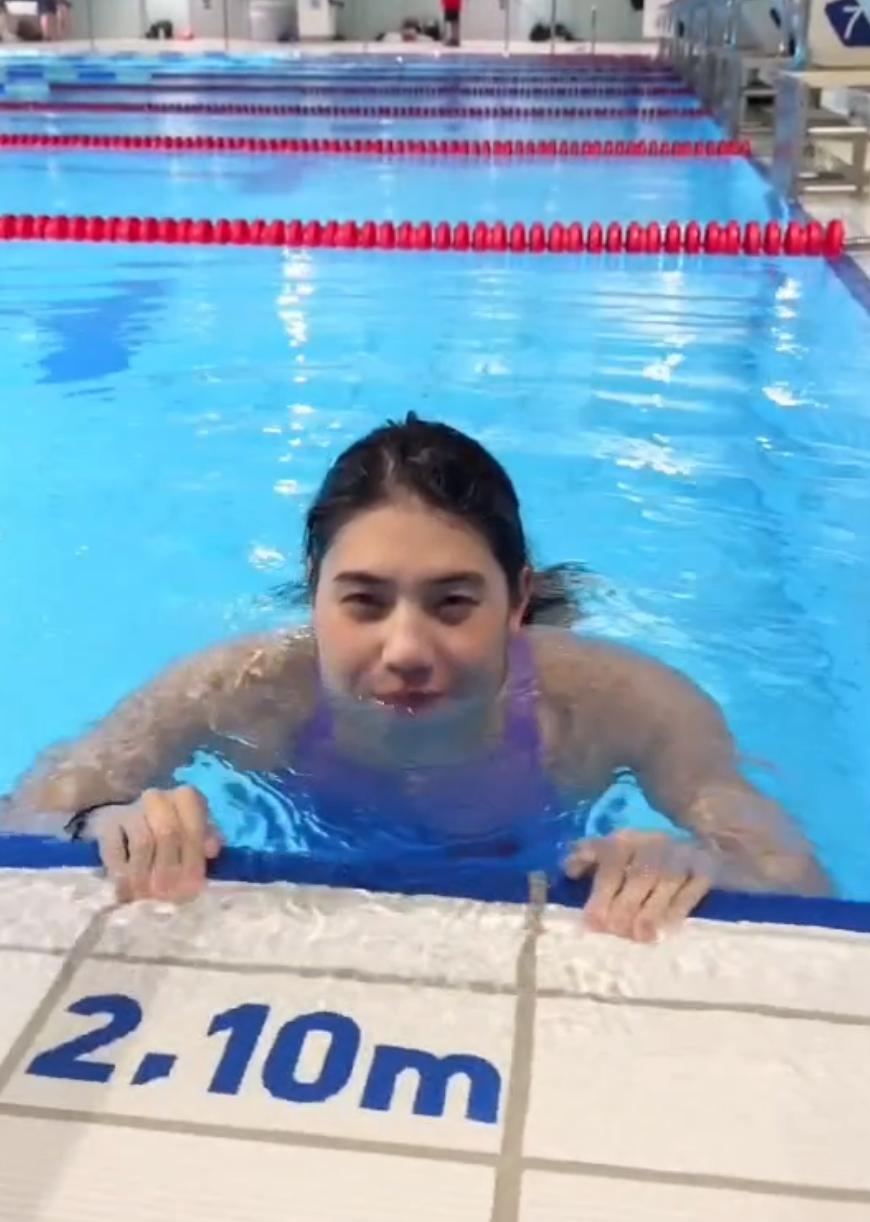 太调皮了！张雨霏在德国的泳池里，录视频给网友：祝大家上班快乐