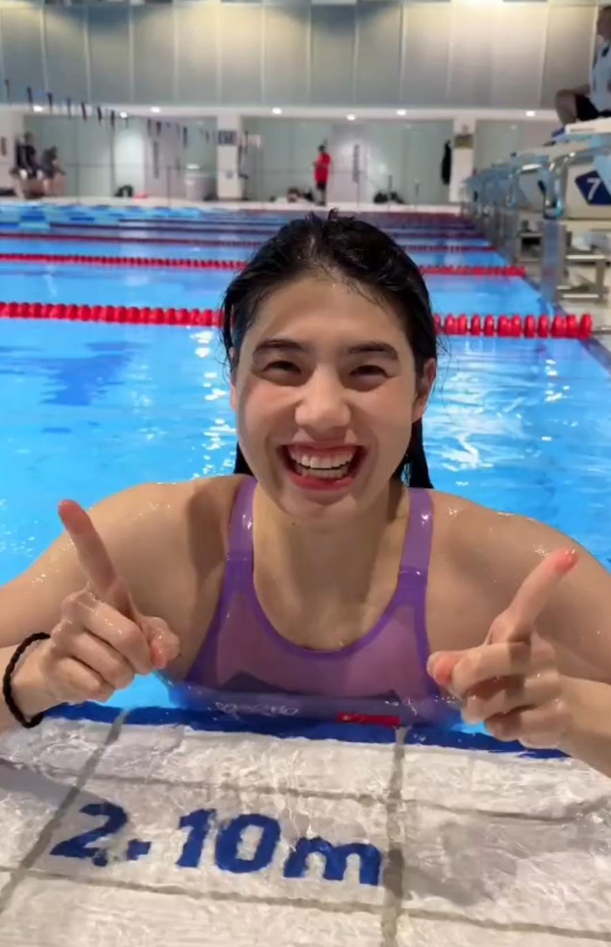 太调皮了！张雨霏在德国的泳池里，录视频给网友：祝大家上班快乐(2)