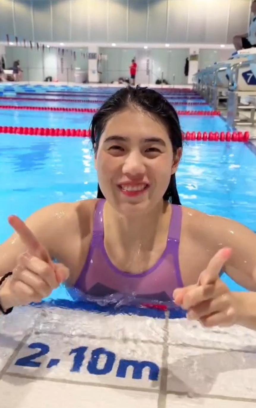 太调皮了！张雨霏在德国的泳池里，录视频给网友：祝大家上班快乐(3)