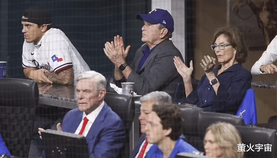 前美国总统小布什携妻参加棒球赛，还为揭幕战打出第一球，77岁仍硬朗
