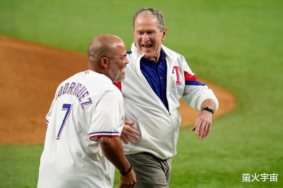 前美国总统小布什携妻参加棒球赛，还为揭幕战打出第一球，77岁仍硬朗(3)