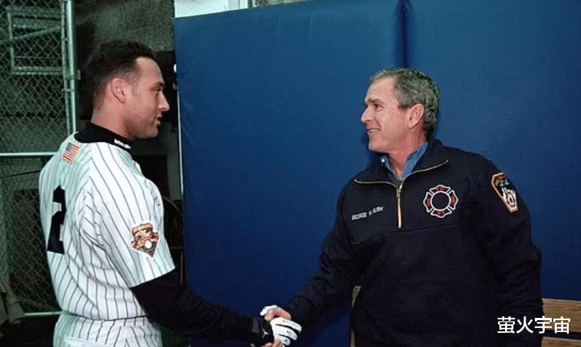 前美国总统小布什携妻参加棒球赛，还为揭幕战打出第一球，77岁仍硬朗(5)