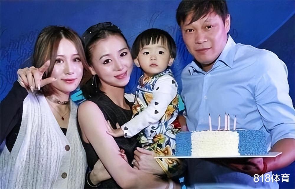 人生赢家！范志毅与家人庆祝54岁生日，36岁娇妻与25岁大女儿仿佛姐妹(1)