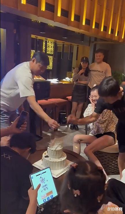 人生赢家！范志毅与家人庆祝54岁生日，36岁娇妻与25岁大女儿仿佛姐妹(4)