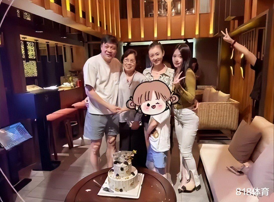 人生赢家！范志毅与家人庆祝54岁生日，36岁娇妻与25岁大女儿仿佛姐妹(8)